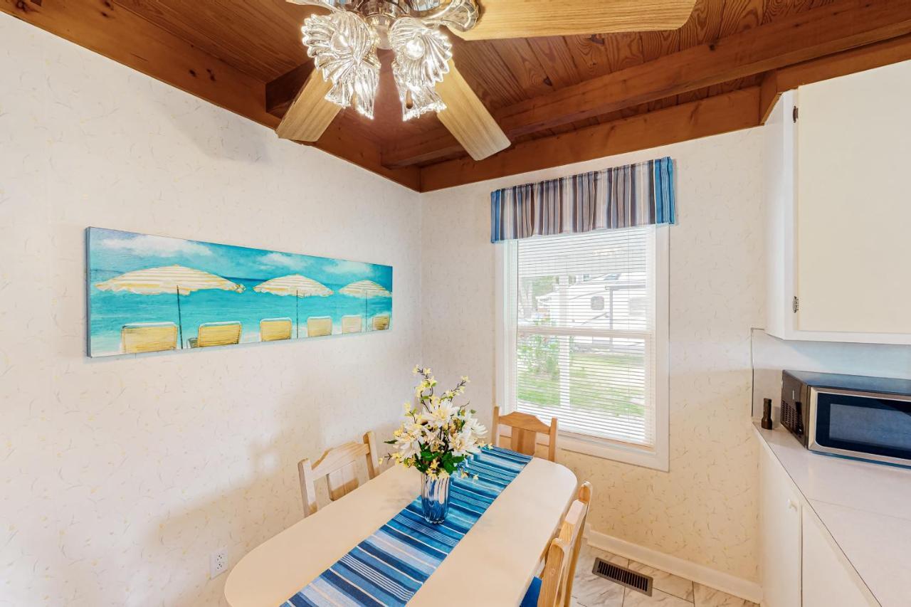 Ginny'S Coastal Cottage Oak Island Eksteriør bilde